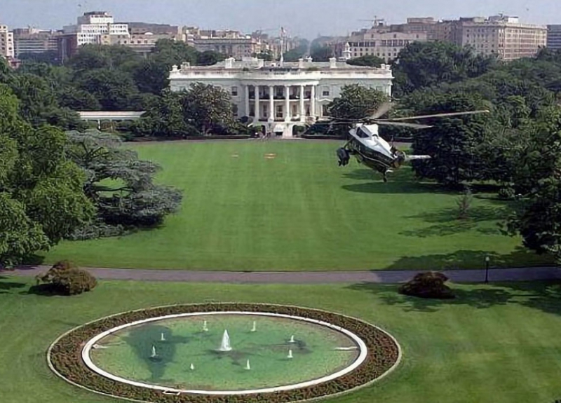 s-61-24 VH-3D approaches White House