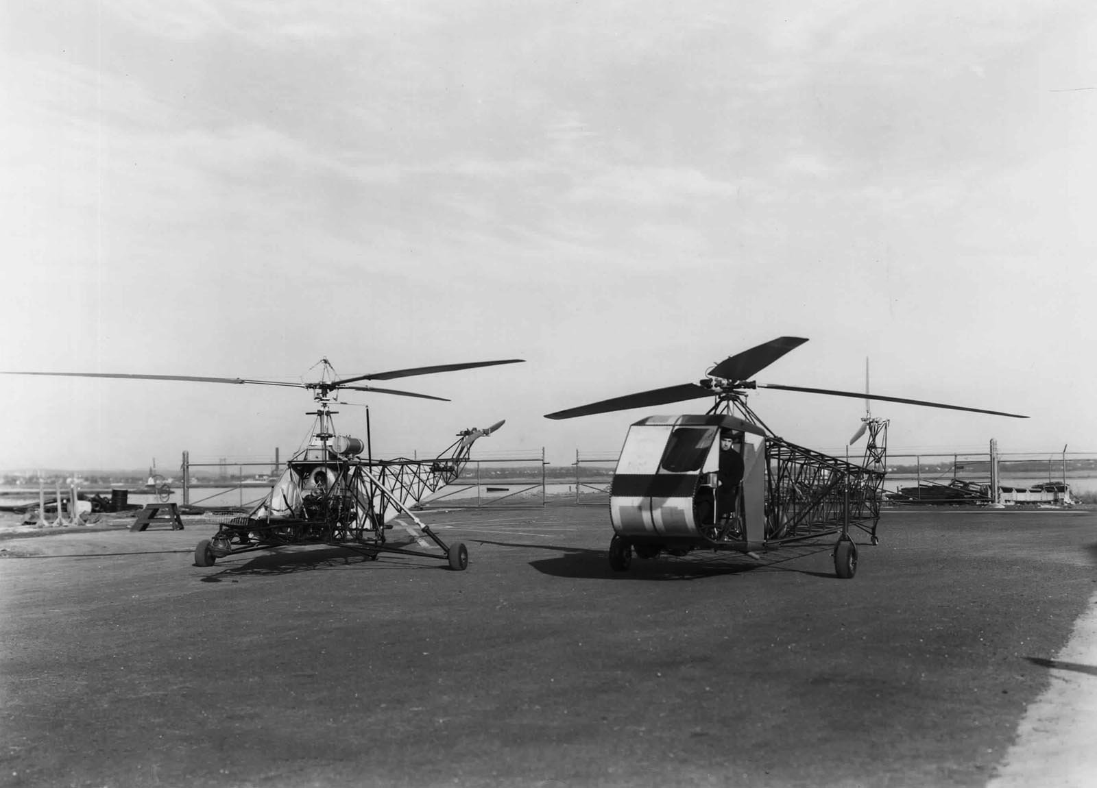The VS-300A alongside the XR-4, with Igor Sikorsky in the pilot seat, in December 1941.